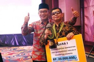 Elon Carlan berfoto dengan Gubernur Jabar usai menerima penghargaan.
